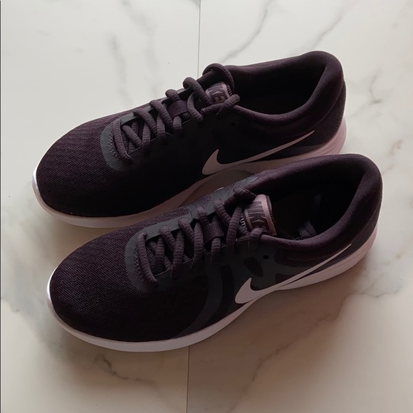 NWT Nike revolution 4 burgundy - Picture 5 of 9